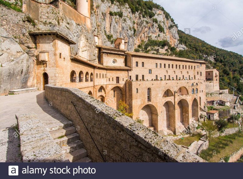 monastero-della-grotta-sacra-santuario-del-sacro-speco-di-san-benedetto-in-subiaco-provincia-di-roma-lazio-italia-centrale-2br2k1m.jpg
